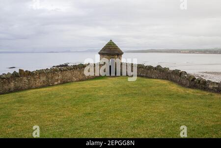 Parete di difesa e Torre di osservazione una parte del muro di mare che si affaccia sul Forth. Situato a Ravenscraig Park, Kirkcaldy, Fife, Scozia. Foto Stock