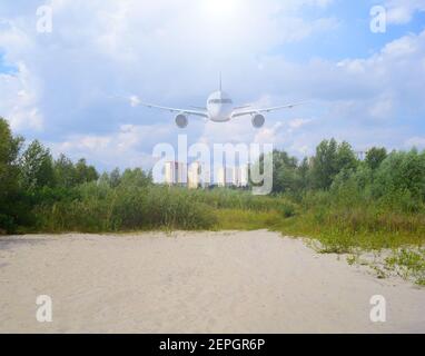 Aereo passeggeri su una casa in città vicino alla natura. Il sole splende Foto Stock