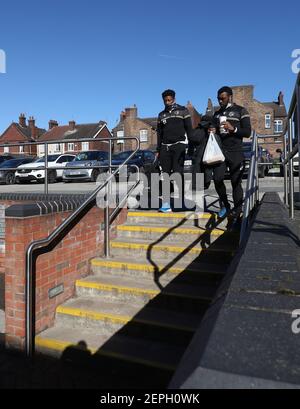 Devante Rodney di Port vale (a sinistra) e David Amoo durante la partita Sky Bet League Two al vale Park di Stoke-on-Trent. Data immagine: Sabato 27 febbraio 2021. Foto Stock