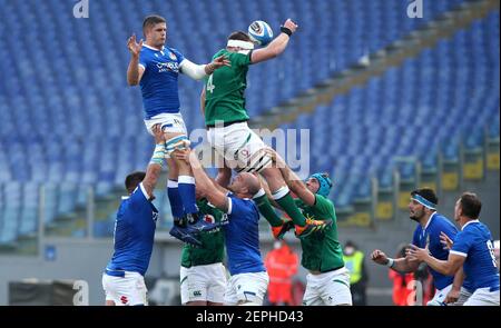 Johan Meyer in Italia (in alto a sinistra) e Iain Henderson in Irlanda si disputano una partita durante la partita Guinness Six Nations allo Stadio Olimpico di Roma. Data immagine: Sabato 27 febbraio 2021. Vedi PA storia RUGBYU Italia. Il credito fotografico dovrebbe essere: Marco Iacobucci/PA Wire. RESTRIZIONI: L'uso è soggetto a limitazioni. Solo per uso editoriale, nessun uso commerciale senza previo consenso del titolare dei diritti. Foto Stock