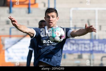 Bochum, Germania. 27 Feb 2021. Calcio: 2 Bundesliga, VfL Bochum - Würzburger Kickers, giorno 23 a Vonovia Ruhrstadion. Bochum centrocampista Anthony Losilla. Credito: Bernd Thissen/dpa - NOTA IMPORTANTE: In conformità con le norme del DFL Deutsche Fußball Liga e/o del DFB Deutscher Fußball-Bund, è vietato utilizzare o utilizzare fotografie scattate nello stadio e/o della partita sotto forma di sequenze fotografiche e/o serie fotografiche di tipo video./dpa/Alamy Live News Foto Stock