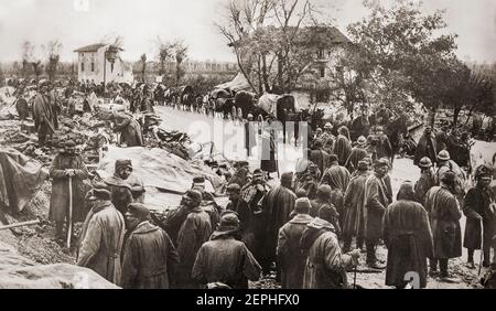 Ritrattamento delle truppe italiane in seguito alla battaglia di Caporetto, detta anche dodicesima battaglia dell'Isonzo (24 ottobre-19 dicembre 1917). Il disastro militare italiano durante la prima guerra mondiale seguì un'offensiva austro-tedesca sul fronte dell'Isonzo nel nord-est dell'Italia, dove le forze italiane e austriache erano state stalmate per due anni e mezzo. sulla scia del successo dell'avanzata austriaca e tedesca, più di 600,000 soldati italiani, stanchi di guerra e demoralizzati, abbandonati o ceduti. Foto Stock