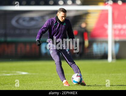 27 febbraio 2021; Liberty Stadium, Swansea, Glamorgan, Galles; Campionato di calcio della Lega inglese, Swansea City contro Bristol City; Connor Roberts di Swansea City durante il riscaldamento Foto Stock