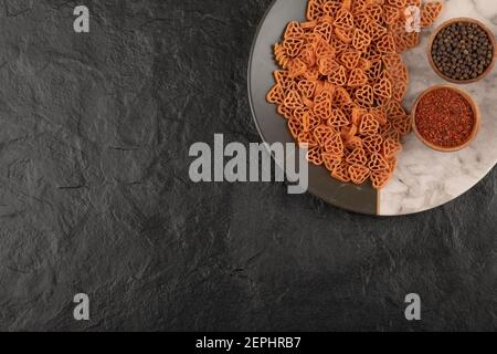 A forma di cuore la pasta su sfondo nero Foto stock - Alamy