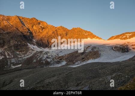 Alpenglow all'alba sul ghiacciaio Frossnitzkees. Gruppo di montagna Venediger. Osttirol. Alpi austriache. Europa. Foto Stock