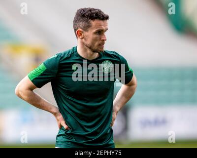 Easter Road, Edimburgo, Regno Unito. 27 Feb 2021. Scottish Premiership Football, Hibernian contro Motherwell; Paul McGinn di Hibernian Credit: Action Plus Sports/Alamy Live News Foto Stock