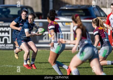 26 febbraio 2021; Heywood Road, sale, Lancashire, Inghilterra; Allianz Premiership 15s donne rugby, vendita squali donne contro Harlequins donne; Katy Daley-Mclean di vendita squali passa la palla Foto Stock