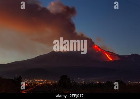 Panoramica del vulcano Etna durante l'eruzione del 16 Febbraio 2020 Foto Stock