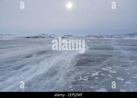Olchon, Russia. 25 Feb 2021. L'isola di Olkhon offre una vista chiara sul ghiaccio sul lago Baikal sulla terraferma. Credit: Ulf Maider/dpa/Alamy Live News Foto Stock