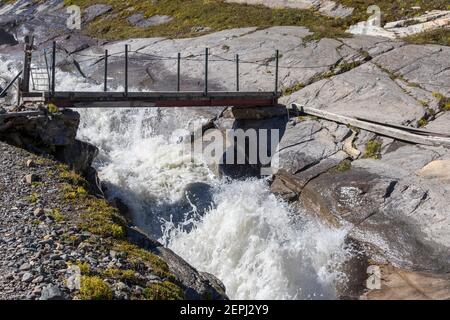 Ponte sul torrente alpino. Valle di Frossnitz. Gruppo di montagna Venediger. Osttirol. Alpi austriache. Europa. Foto Stock