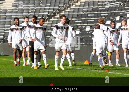 MILTON KEYNES, INGHILTERRA. 27 FEBBRAIO i giocatori di Milton Keynes Dons si riscaldano prima della partita Sky Bet League One tra MK Dons e Oxford United allo Stadium MK di Milton Keynes sabato 27 febbraio 2021. (Credit: John Cripps | MI News) Credit: MI News & Sport /Alamy Live News Foto Stock