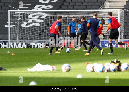 MILTON KEYNES, INGHILTERRA. 27 FEBBRAIO i giocatori di Oxford United si riscaldano prima della partita Sky Bet League One tra MK Dons e Oxford United allo Stadium MK di Milton Keynes sabato 27 febbraio 2021. (Credit: John Cripps | MI News) Credit: MI News & Sport /Alamy Live News Foto Stock