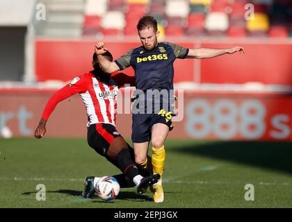 27 febbraio 2021; Brentford Community Stadium, Londra, Inghilterra; English Football League Championship, Brentford FC contro Stoke City; Josh Dasilva di Brentford affronta Rhys Norrington-Davies di Stoke City Foto Stock