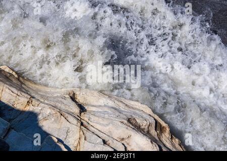 Torrente alpino. Valle di Frossnitz. Gruppo di montagna Venediger. Osttirol. Alpi austriache. Europa. Foto Stock