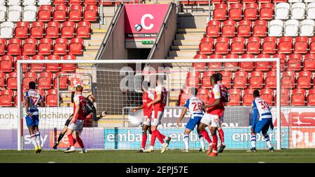 20 febbraio 2021; il John Smiths Stadium, Huddersfield, Yorkshire, Inghilterra; Campionato di calcio inglese, Huddersfield Town contro Swansea City; Viktor Johansson di Rotherham forzato in un primo salvataggio Foto Stock