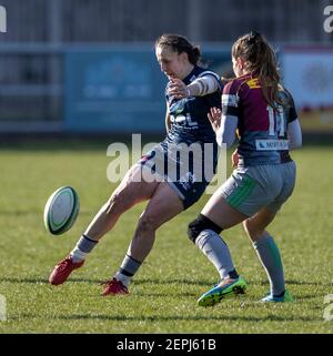 Heywood Road, sale, Lancashire, Regno Unito. 26 Feb 2021. Allianz Premiership 15s donne rugby, vendita squali donne contro Harlequins donne; Katy Daley-Mclean di vendita squali libera la palla Credit: Action Plus Sport/Alamy Live News Foto Stock