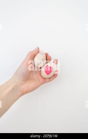 Ragazza che tiene uova di Pasqua dipinte con acquerelli in mani, isolato su sfondo bianco Foto Stock