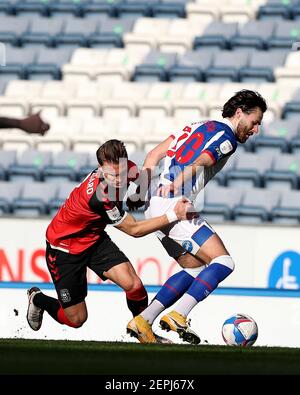 27 febbraio 2021; Ewood Park, Blackburn, Lancashire, Inghilterra; Campionato di calcio della Lega inglese, Blackburn Rovers contro Coventry City; ben Brereton di Blackburn Rovers è imbroglito da Leo Ostigard di Coventry City Foto Stock