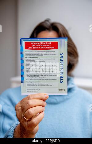 A causa della sicurezza della corona, alle persone di più di 70 anni è consentito votare per posta alle elezioni nazionali, in Olanda. Le elezioni parlamentari si terranno il 17 marzo 2021. La misura per consentire il voto postale (solo) per i cittadini di più di 70 anni è prevista dalla legge sulle elezioni temporanee (COVID-19). Questa legge è stata adottata a larga maggioranza sia dalla Camera dei rappresentanti che dal Senato. Arnhem, Paesi Bassi, il 27 febbraio 2021. Foto di Robin Utrecht/ABACAPRESS.COM Foto Stock