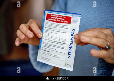 A causa della sicurezza della corona, alle persone di più di 70 anni è consentito votare per posta alle elezioni nazionali, in Olanda. Le elezioni parlamentari si terranno il 17 marzo 2021. La misura per consentire il voto postale (solo) per i cittadini di più di 70 anni è prevista dalla legge sulle elezioni temporanee (COVID-19). Questa legge è stata adottata a larga maggioranza sia dalla Camera dei rappresentanti che dal Senato. Arnhem, Paesi Bassi, il 27 febbraio 2021. Foto di Robin Utrecht/ABACAPRESS.COM Foto Stock