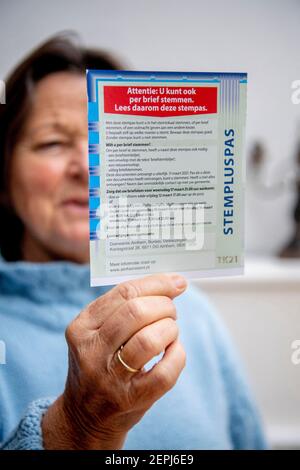 A causa della sicurezza della corona, alle persone di più di 70 anni è consentito votare per posta alle elezioni nazionali, in Olanda. Le elezioni parlamentari si terranno il 17 marzo 2021. La misura per consentire il voto postale (solo) per i cittadini di più di 70 anni è prevista dalla legge sulle elezioni temporanee (COVID-19). Questa legge è stata adottata a larga maggioranza sia dalla Camera dei rappresentanti che dal Senato. Arnhem, Paesi Bassi, il 27 febbraio 2021. Foto di Robin Utrecht/ABACAPRESS.COM Foto Stock