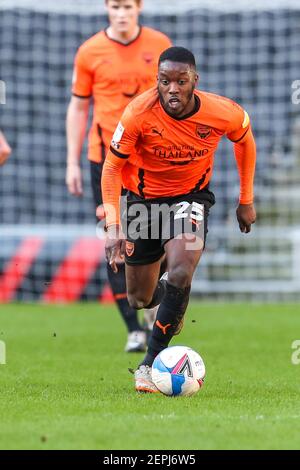 MILTON KEYNES, INGHILTERRA. 27 FEBBRAIO Oxford United's Olamide Shodipo durante la prima metà della partita Sky Bet League One tra MK Dons e Oxford United allo Stadium MK, Milton Keynes sabato 27 febbraio 2021. (Credit: John Cripps | MI News) Credit: MI News & Sport /Alamy Live News Foto Stock