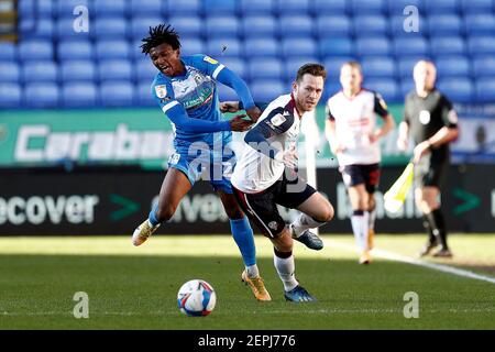 BOLTON, INGHILTERRA, 27 FEBBRAIO Barrows Kgosi Ntlhe si scontra con Boltons Gethin Jones durante la partita Sky Bet League 2 tra Bolton Wanderers e Barrow al Reebok Stadium di Bolton sabato 27 febbraio 2021. (Credit: Chris Donnelly | MI News) Credit: MI News & Sport /Alamy Live News Foto Stock