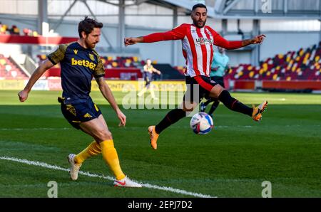 Londra, Regno Unito. 27 Feb 2021. Saman Ghoddos del Brentford FC blocca la croce di Stoke City durante la partita EFL Sky Bet Championship tra Brentford e Stoke City al Brentford Community Stadium, Londra, Inghilterra, il 27 febbraio 2021. Foto di Phil Hutchinson. Solo per uso editoriale, è richiesta una licenza per uso commerciale. Nessun utilizzo nelle scommesse, nei giochi o nelle pubblicazioni di un singolo club/campionato/giocatore. Credit: UK Sports Pics Ltd/Alamy Live News Foto Stock