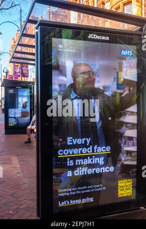 Un cartellone pubblicitario elettronico JCDecaux in Broad Street, Reading, UK Foto Stock