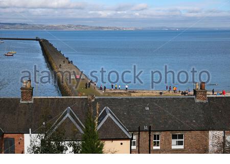 Vista sui tetti verso il porto di Granton e le acque di diruzzamento nell'estuario del Firth of Forth, Edimburgo, Scozia Foto Stock