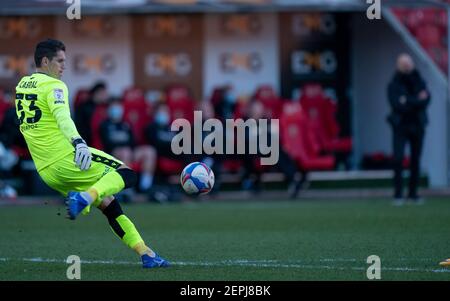 Rotherham, Yorkshire, Regno Unito. 27 febbraio 2021; AESSEAL New York Stadium, Rotherham, Yorkshire, Inghilterra; Campionato inglese di calcio della Lega Calcio, Rotherham United contro Reading; portiere Rafael della lettura con un lungo upfield clearance Credit: Action Plus Sports Images/Alamy Live News Foto Stock
