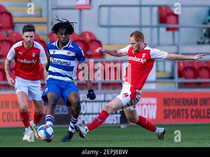 Rotherham, Yorkshire, Regno Unito. 27 febbraio 2021; AESSEAL New York Stadium, Rotherham, Yorkshire, Inghilterra; Campionato inglese di calcio della Lega Calcio, Rotherham United contro Reading; Shaun MacDonald di Rotherham difende ovie Ejaria di Reading Credit: Action Plus Sports Images/Alamy Live News Foto Stock