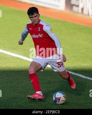Rotherham, Yorkshire, Regno Unito. 27 febbraio 2021; AESSEAL New York Stadium, Rotherham, Yorkshire, Inghilterra; Campionato inglese di calcio della Lega Calcio, Rotherham United Versus Reading; Ryan Giles di Rotherham attraversa la palla nel Credit: Action Plus Sports Images/Alamy Live News Foto Stock