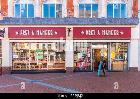 La caffetteria e caffetteria Pret-a-Manger su Broad Street a Reading, Regno Unito, e' aperta per i takeaways solo durante il blocco nazionale. Foto Stock