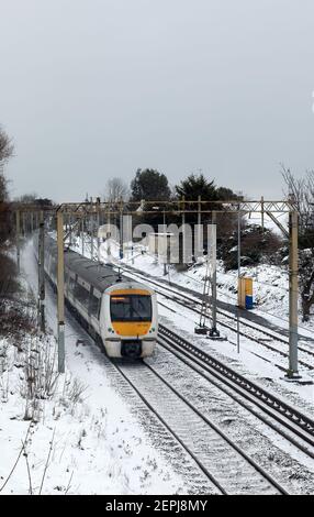 SOUTHEND-ON-SEA, ESSEX, Regno Unito - 09 FEBBRAIO 2021: Treno British Rail di classe 357 sulla linea C2C in inverno con neve a terra Foto Stock