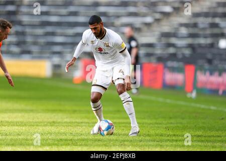 MILTON KEYNES, INGHILTERRA. 27 FEBBRAIO Milton Keynes Dons Zak Jules durante la seconda metà della Sky Bet League uno partita tra MK Dons e Oxford United allo Stadium MK, Milton Keynes sabato 27 febbraio 2021. (Credit: John Cripps | MI News) Credit: MI News & Sport /Alamy Live News Foto Stock