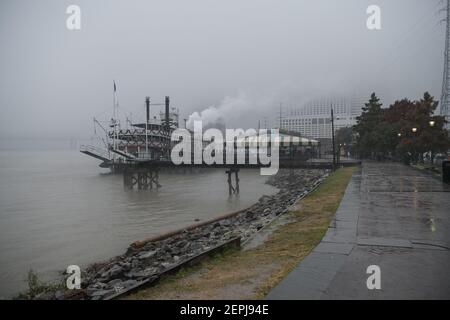 Lo storico battello a vapore Natchez nella nebbia sul fiume Mississippi a New Orleans, Louisiana, una popolare attrazione turistica. Foto Stock