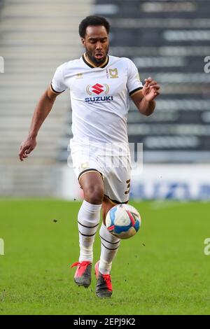 MILTON KEYNES, INGHILTERRA. 27 FEBBRAIO Milton Keynes Dons Cameron Jerome durante la seconda metà della Sky Bet League uno partita tra MK Dons e Oxford United allo Stadium MK, Milton Keynes sabato 27 febbraio 2021. (Credit: John Cripps | MI News) Credit: MI News & Sport /Alamy Live News Foto Stock