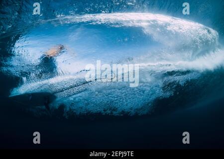 Onda con surfer sotto l'acqua. Giro in surf sull'onda, vista dall'acqua Foto Stock