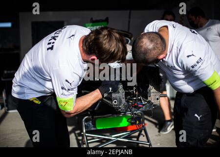 Riyadh, Arabia Saudita. 27 febbraio 2021. Meccanica dei mecaniciens durante l'ePrix 2021 di Diriyah, 2° round del Campionato del mondo di Formula e 2020–21, sul circuito di Riyadh Street dal 25 al 27 febbraio, a Riyadh, Arabia Saudita - Photo Germain Hazard / DPPI Credit: DPPI Media/Alamy Live News Foto Stock