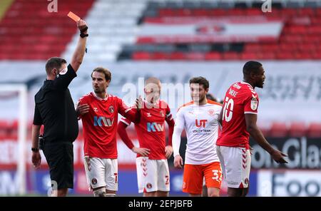 Charlton Athletic's Chuks Aneke viene mostrata una carta rossa dall'arbitro Brett Huxtable durante la partita Sky Bet League One alla Valley, Londra. Data immagine: Sabato 27 febbraio 2021. Foto Stock