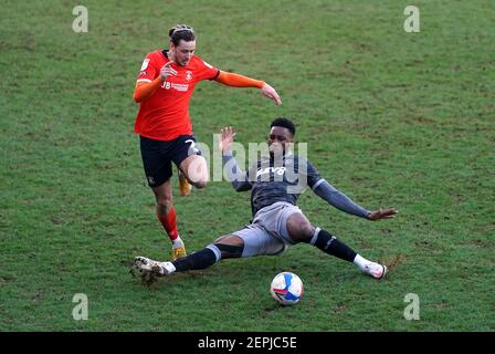 Liam Palmer di Sheffield Wednesday (a destra) e Harry Cornick di Luton Town combattono per la palla durante la partita del campionato Sky Bet a Kenilworth Road, Luton. Data immagine: Sabato 27 febbraio 2021. Foto Stock