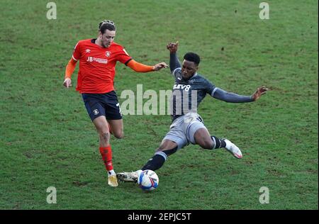 Liam Palmer di Sheffield Wednesday (a destra) e Harry Cornick di Luton Town combattono per la palla durante la partita del campionato Sky Bet a Kenilworth Road, Luton. Data immagine: Sabato 27 febbraio 2021. Foto Stock