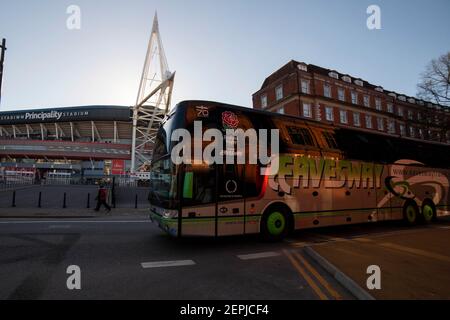 Cardiff, Galles, Regno Unito. 22 gennaio 2021. Un allenatore della squadra inglese arriva al Principato Stadium prima della partita di rugby a sei nazioni a porte chiuse a Cardiff tra il Galles e l'Inghilterra. Credit: Mark Hawkins/Alamy Live News Foto Stock