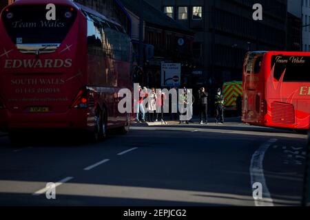 Cardiff, Galles, Regno Unito. 22 gennaio 2021. La gente fotografa e filma gli allenatori della squadra del Galles che arrivano per la partita di rugby a sei nazioni a porte chiuse a Cardiff tra Galles e Inghilterra. Credit: Mark Hawkins/Alamy Live News Foto Stock