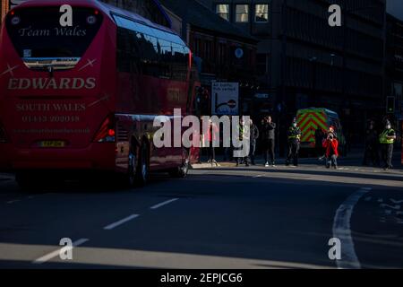 Cardiff, Galles, Regno Unito. 22 gennaio 2021. La gente fotografa e filma gli allenatori della squadra del Galles che arrivano per la partita di rugby a sei nazioni a porte chiuse a Cardiff tra Galles e Inghilterra. Credit: Mark Hawkins/Alamy Live News Foto Stock