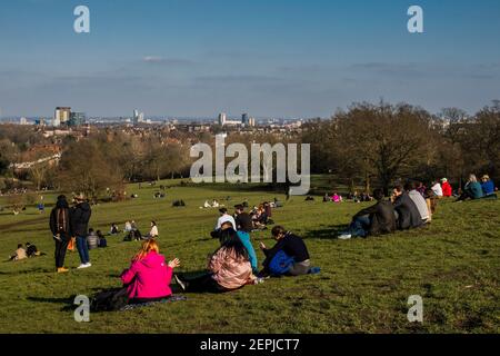 Londra, Regno Unito. 27 Feb 2021. Il bel tempo a Hampstead incoraggia le persone a incontrarsi all'aperto. E 'abbastanza occupato, nonostante Lockdown 3, come la gente cerca aria fresca e l'esercizio. Credit: Guy Bell/Alamy Live News Foto Stock