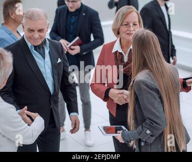 Handshakes su gruppo di uomini d'affari riunione Foto Stock