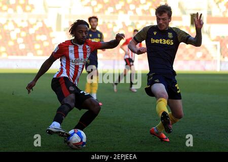 Londra, Regno Unito. 27 Feb 2021. Tariqe Fosu di Brentford (L) in azione con Josh Tymon di Stoke City (R). EFL Skybet Championship, Brentford contro Stoke City al Brentford Community Stadium di Brentford a Londra sabato 27 febbraio 2021. Questa immagine può essere utilizzata solo per scopi editoriali. Solo per uso editoriale, è richiesta una licenza per uso commerciale. Nessun utilizzo nelle scommesse, nei giochi o nelle pubblicazioni di un singolo club/campionato/giocatore. pic by Steffan Bowen/Andrew Orchard sports photography/Alamy Live news Credit: Andrew Orchard sports photography/Alamy Live News Foto Stock