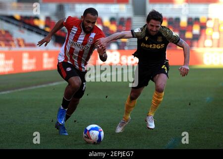 Londra, Regno Unito. 27 Feb 2021. Bryan Mbeumo di Brentford (L) in azione con Joe Allen di Stoke City (R). EFL Skybet Championship, Brentford contro Stoke City al Brentford Community Stadium di Brentford a Londra sabato 27 febbraio 2021. Questa immagine può essere utilizzata solo per scopi editoriali. Solo per uso editoriale, è richiesta una licenza per uso commerciale. Nessun utilizzo nelle scommesse, nei giochi o nelle pubblicazioni di un singolo club/campionato/giocatore. pic by Steffan Bowen/Andrew Orchard sports photography/Alamy Live news Credit: Andrew Orchard sports photography/Alamy Live News Foto Stock